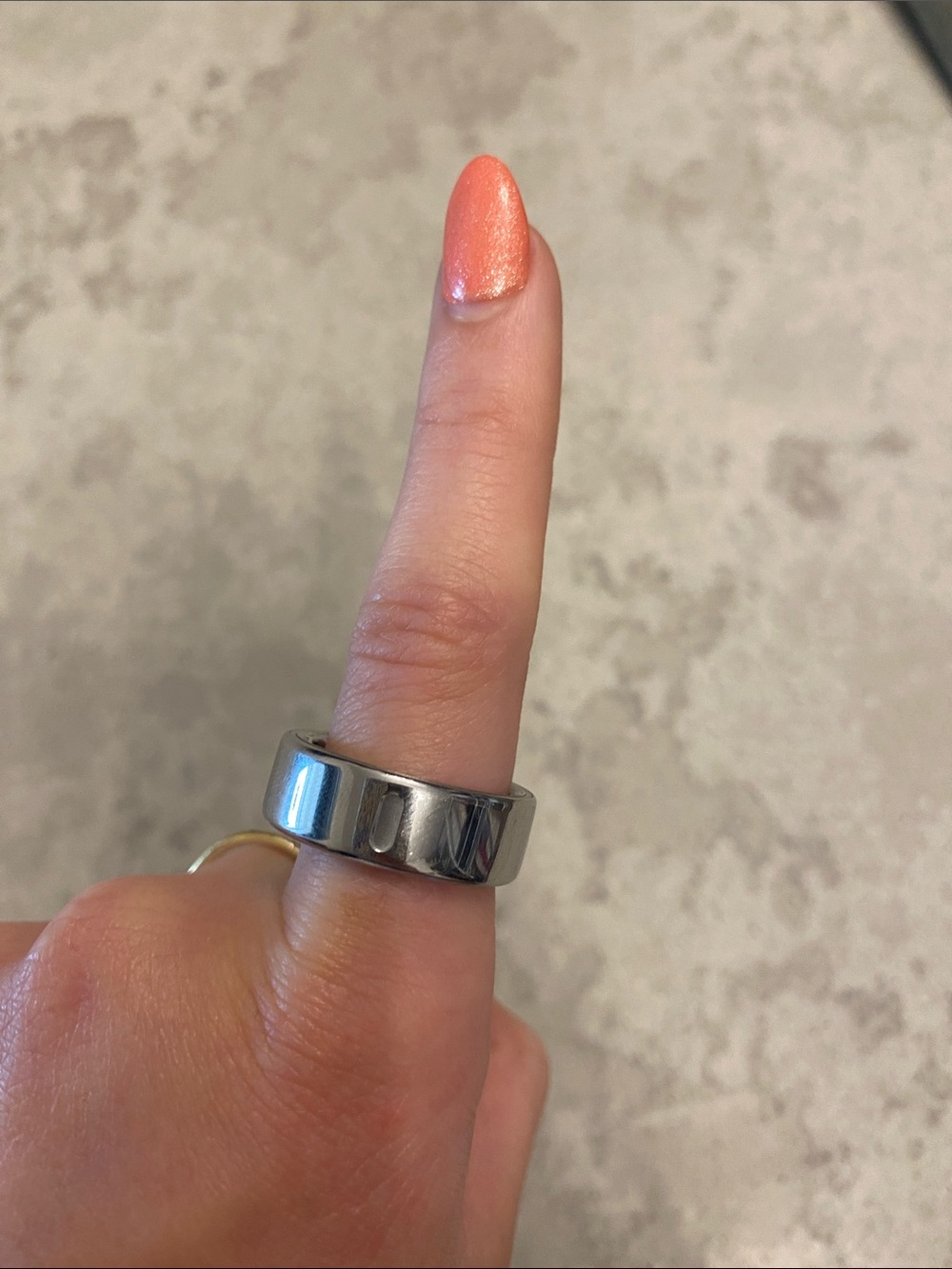 Oura Ring 4 with charger and silicone covers size 9 polished silver